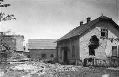 1945 - dělostřelectvem poškozený dům stolaře Juchelky Na drahách