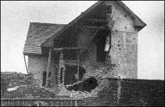 1945 - dělostřelectvem zničený dům Josefa Bučka v poli