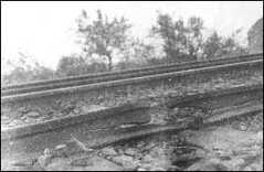 1945 - dělovým granátem zničená železnice