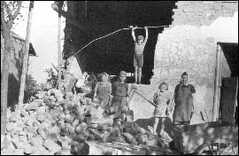 1945 - dělostřeleckým granátem rozbitý chlév - Dresler Vilém Na drahách