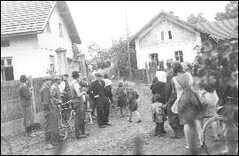 1945 - obyvatelé Pustějova se dívají za průvodem mládeže k okresní oslavě osvobození